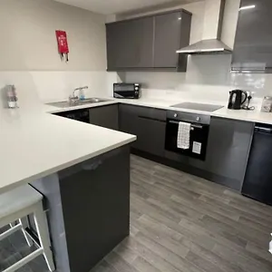 Ryan I Air I - 102 Mill Street - Free Parking Hotel Liverpool